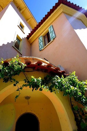 Exterior detail - In the Bird Paradise, an Oasis of Silence, the Best Rest for You! (Narbonne)
