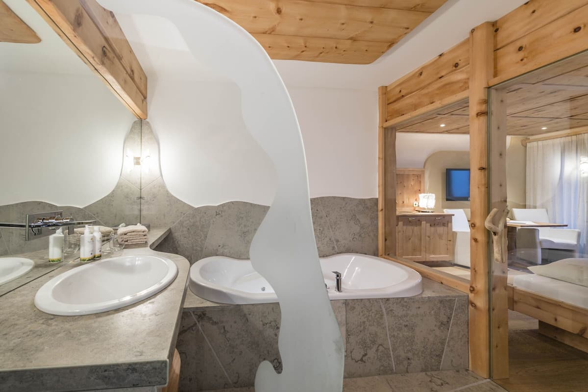 Ücretsiz banyo/kozmetik ürünleri, saç kurutma makinesi, bornoz, terlik