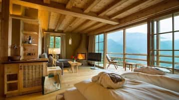 Romantische suite, balkon | 1 slaapkamer, een minibar, een kluis op de kamer, een bureau