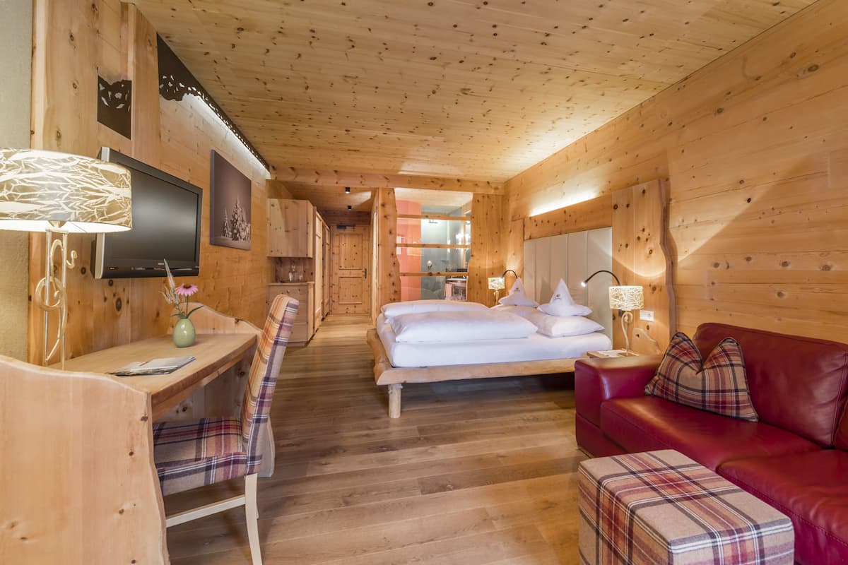 Süit, Dağ Manzaralı | 1 yatak odası, minibar, odada kasa, masa