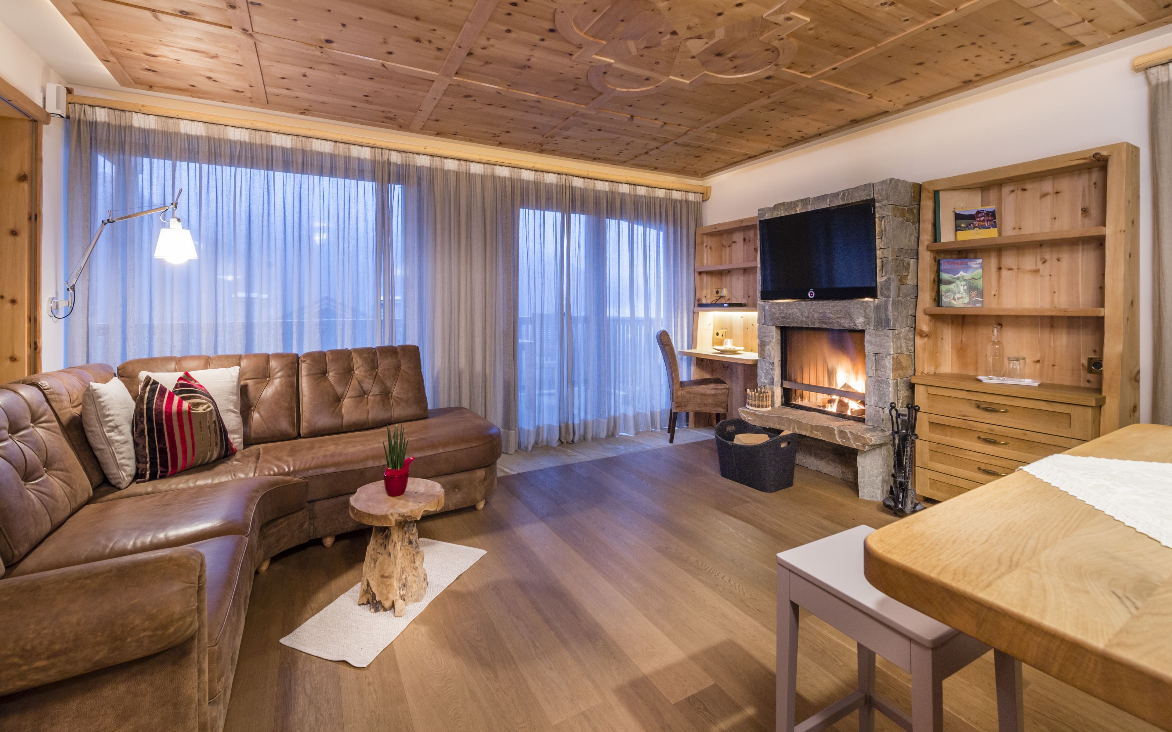 Appartamento Deluxe, 2 camere da letto, idromassaggio, edificio separato | Area soggiorno | TV a schermo piatto