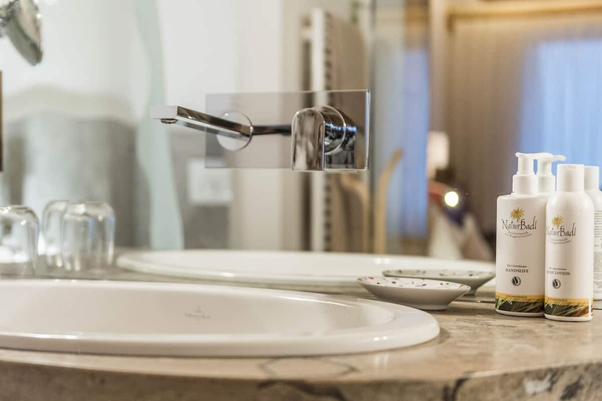 Deluxe Apart Daire, 2 Yatak Odası, Sıcak Su Küveti, Ek Bina | Banyo | Ücretsiz banyo/kozmetik ürünleri, saç kurutma makinesi, bornoz, terlik