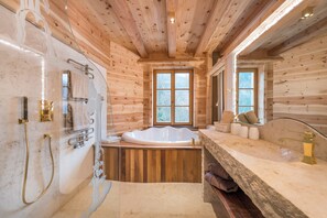 Suite romántica, balcón | Baño | Amenidades de baño gratuitas, secadora de cabello, batas, pantuflas 