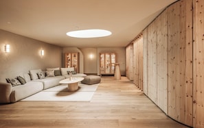 Sauna, hot tub, steam room, Turkish bath/hammam, hot stone massages