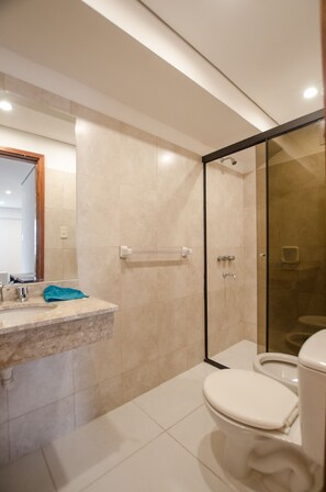 Economy-Apartment | Badezimmer | Dusche, Regendusche, Haartrockner, Bidet