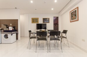 Economy-Apartment | Essbereich im Zimmer