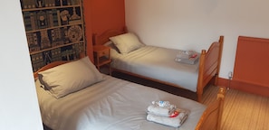 Habitación superior con 2 camas individuales | Tabla de planchar con plancha y ropa de cama 