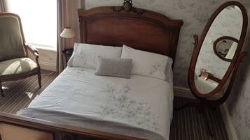 1 habitación, tabla de planchar con plancha y ropa de cama