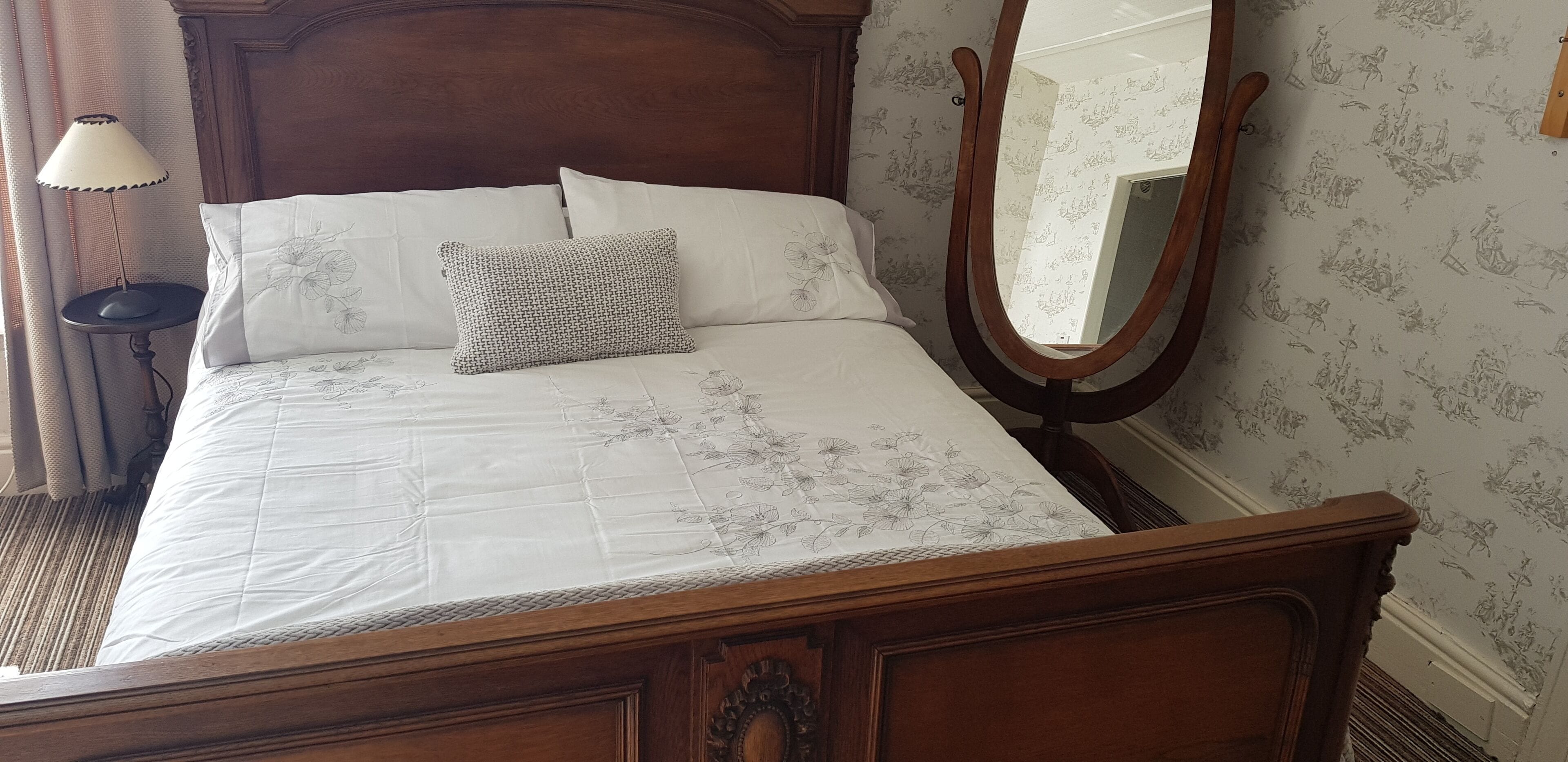 Deluxe Double Room | Iron/ironing board, bed sheets