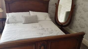 Deluxe Double Room | Iron/ironing board, bed sheets