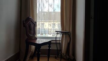 1 habitación, tabla de planchar con plancha y ropa de cama