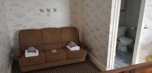 Habitación Deluxe doble | Tabla de planchar con plancha y ropa de cama