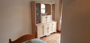 Superior Twin Room | Iron/ironing board, bed sheets - Leofric Legends (Blackpool)