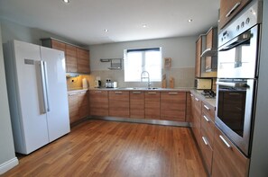 Nhà Cao cấp | Bếp riêng | Tủ lạnh, lò vi sóng, lò nướng, bếp nấu