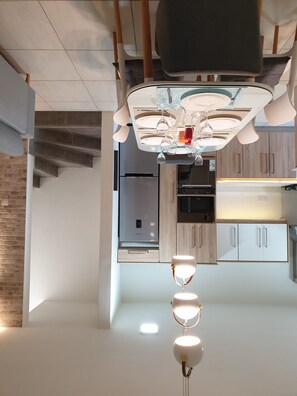 Réfrigérateur, four à micro-ondes, un four, surface de cuisson