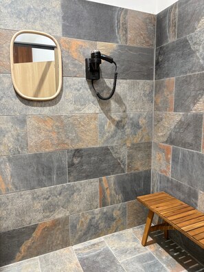 Regadera, secadora de cabello, toallas, papel de baño 