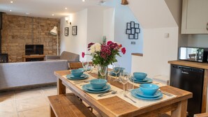 Cottage Familial (Derwent Cottage) | Coin séjour | Télévision à écran plat, cheminée, lecteur de DVD