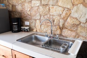 Refrigerador, microondas, parrilla de estufa y cafetera y tetera 