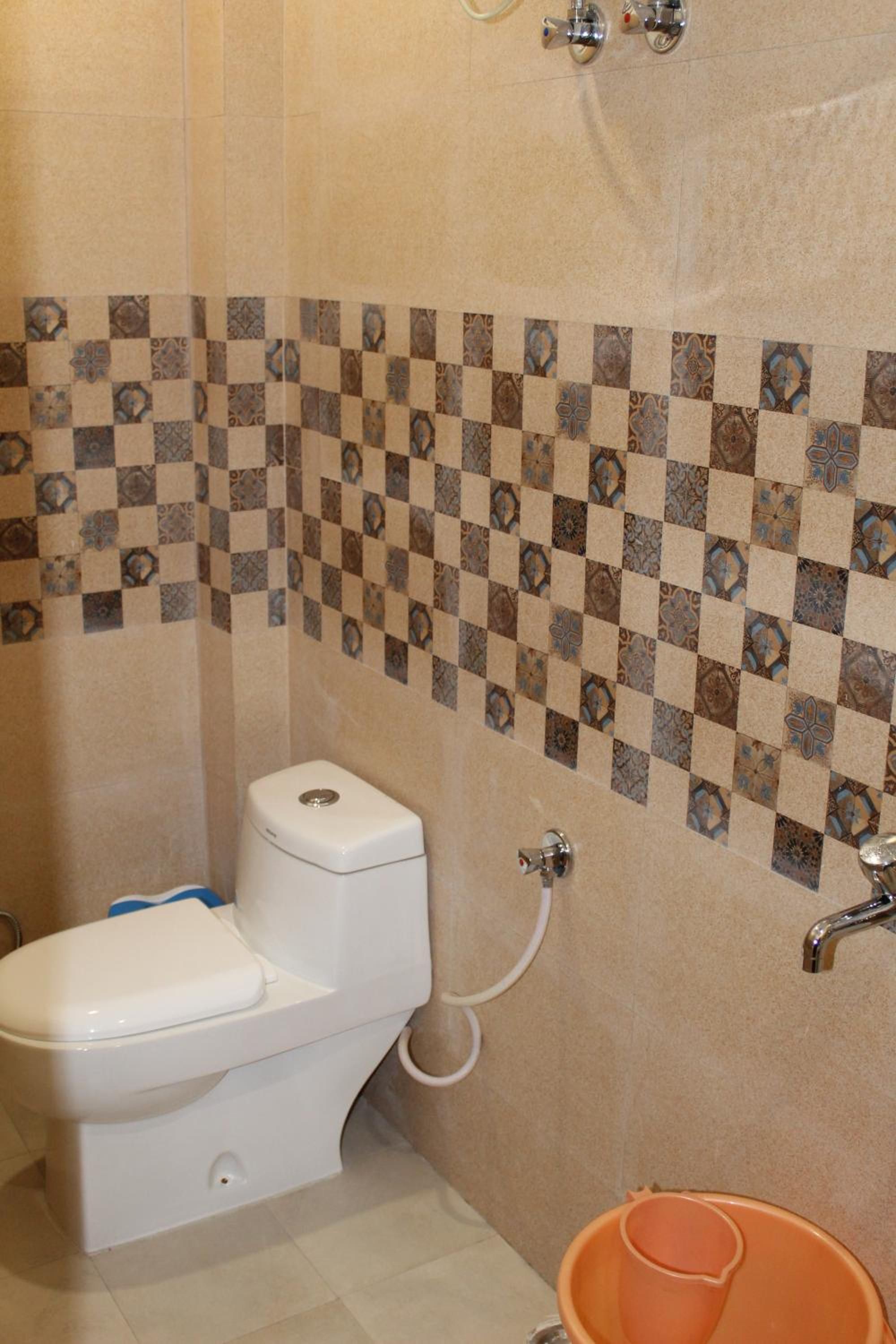 Un baño con inodoro, ducha y lavamanos.