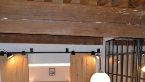 Une pièce confortable avec un lit, un canapé et une lampe.