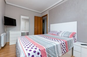 2 室のベッドルーム、アイロン / アイロン台、WiFi (無料)、ベッドシーツ