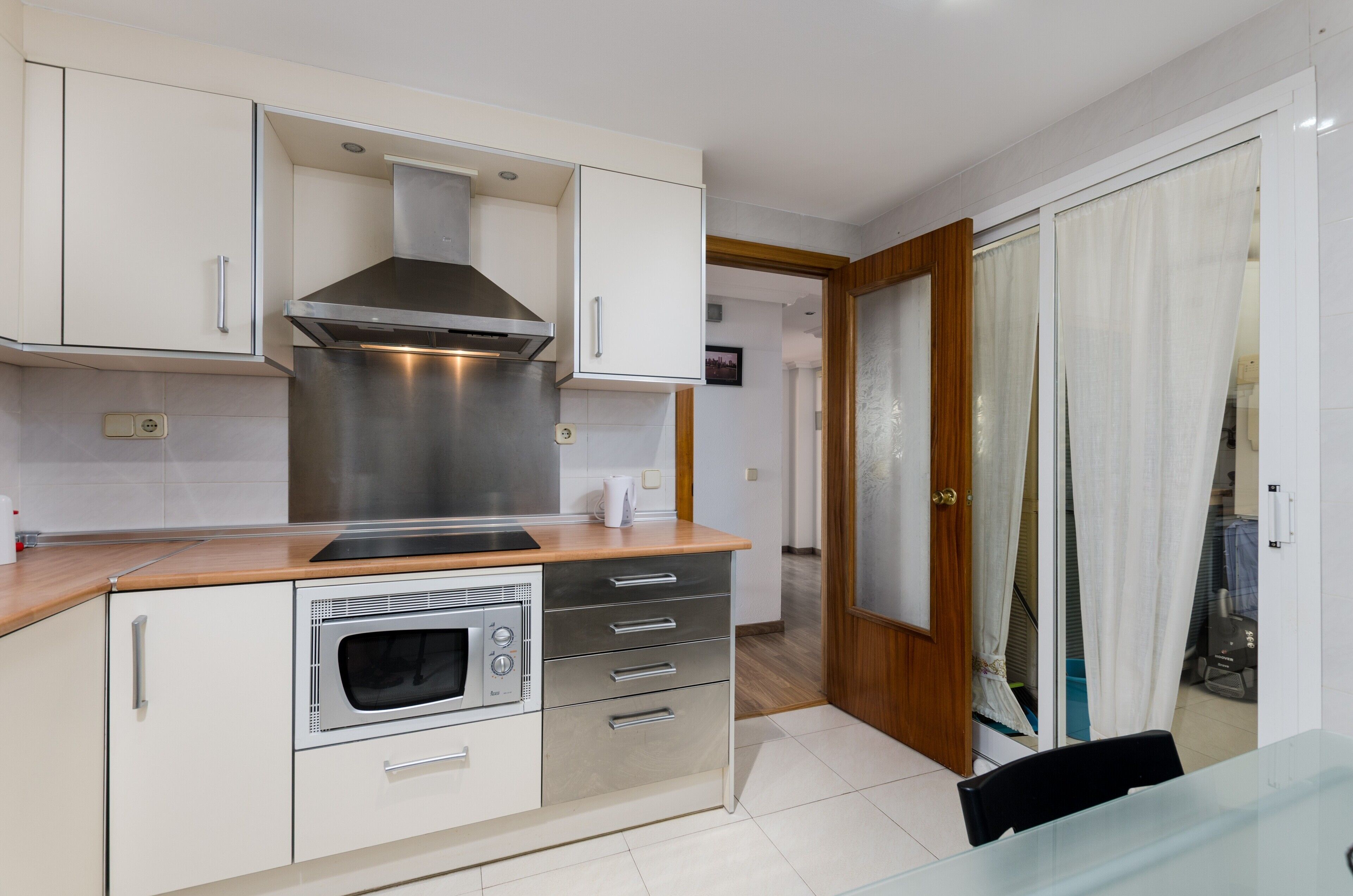 Kühlschrank, Mikrowelle, Herdplatte, Wasserkocher mit Kaffee-/Teezubehör