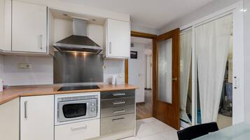 Kühlschrank, Mikrowelle, Herdplatte, Wasserkocher mit Kaffee-/Teezubehör