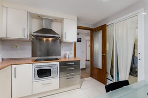 冷蔵庫、電子レンジ、コンロ、コーヒー / ティーメーカー