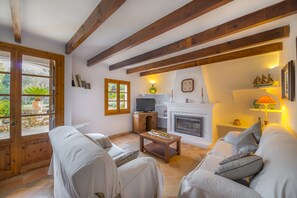TV, fireplace, books, stereo - SES PEDRES - Villa with private pool in Manacor with free WiFi (Manacor)