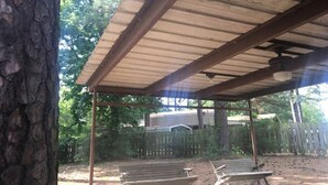 A covered outdoor area with wooden benches and a metal roof. - Beautiful Cabin Near Turtle Beach Lodge-ToledoBend Lake-Fishing (Many)