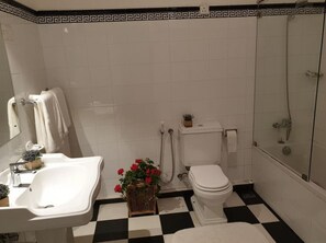 Baignoire et douche séparées, douche à « effet pluie »