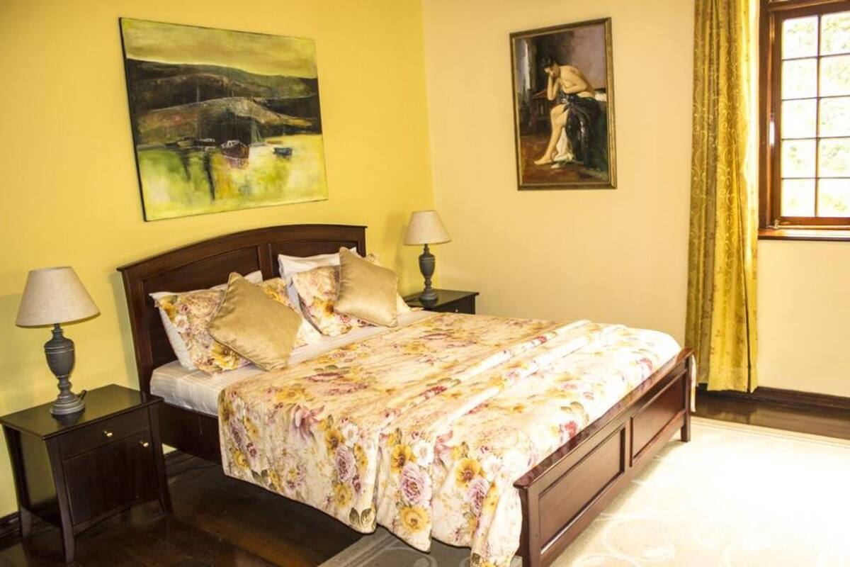 1 bedroom, Egyptian cotton sheets, premium bedding, Select Comfort beds