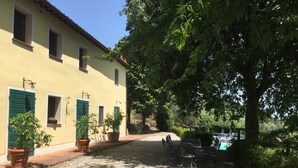 Ein Gebäude mit vielen Fenstern und einem Poolbereich.