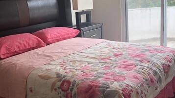 4 makuuhuonetta, silitysrauta/-lauta, Wi-Fi, vuodevaatteet