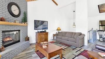 Condo, varias camas, balcón, vista a la montaña (1343) | Área de sala de estar