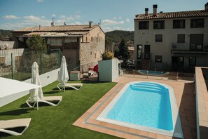 季节性开放的室外游泳池