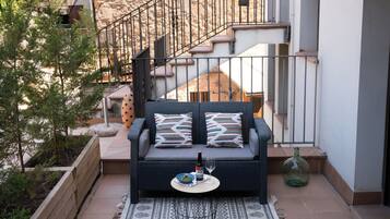 Superior Studio (2 adults + 2 kids) | 1 bedroom, free WiFi, bed sheets, wheelchair access