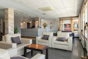 Een 22-inch flatscreentelevisie met kabelzenders en een televisie