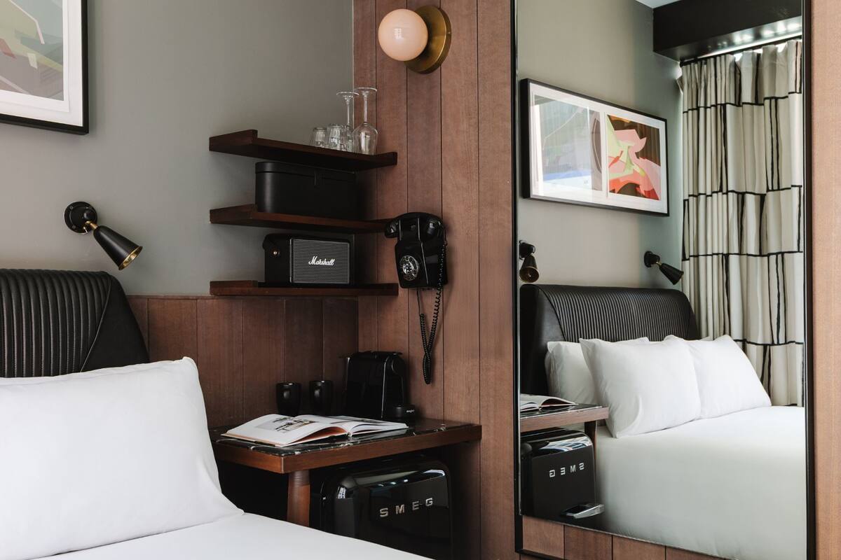 Ropa de cama de alta calidad y minibar 