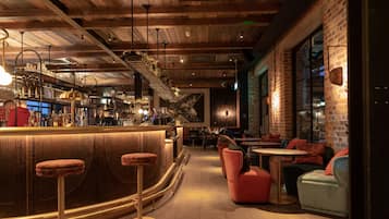 2 bars/lounges