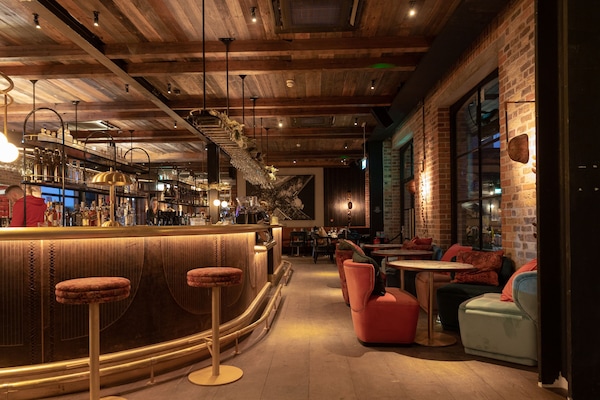 2 bars/lounges
