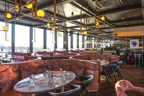 2 restaurants servant le petit déjeuner, le déjeuner et le dîner