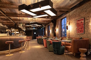 2 bars/lounges