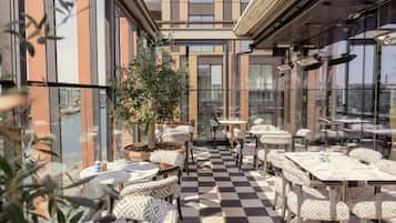 2 restaurants; breakfast, lunch, dinner and brunch served