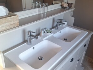 Artículos de tocador gratuitos, secador de pelo, batas, toallas