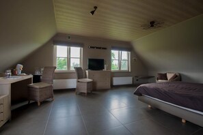 Minibar, decoración personalizada, muebles diferentes y escritorio 