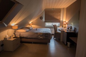 Minibar, decoración personalizada, muebles diferentes y escritorio 