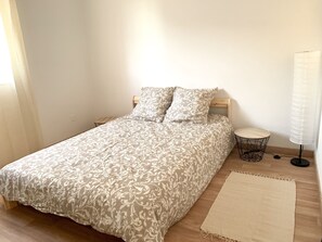 2 chambres, fer et planche à repasser, draps fournis