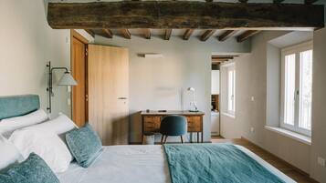 Frigobar, cofres nos quartos, escrivaninha, quartos à prova de som