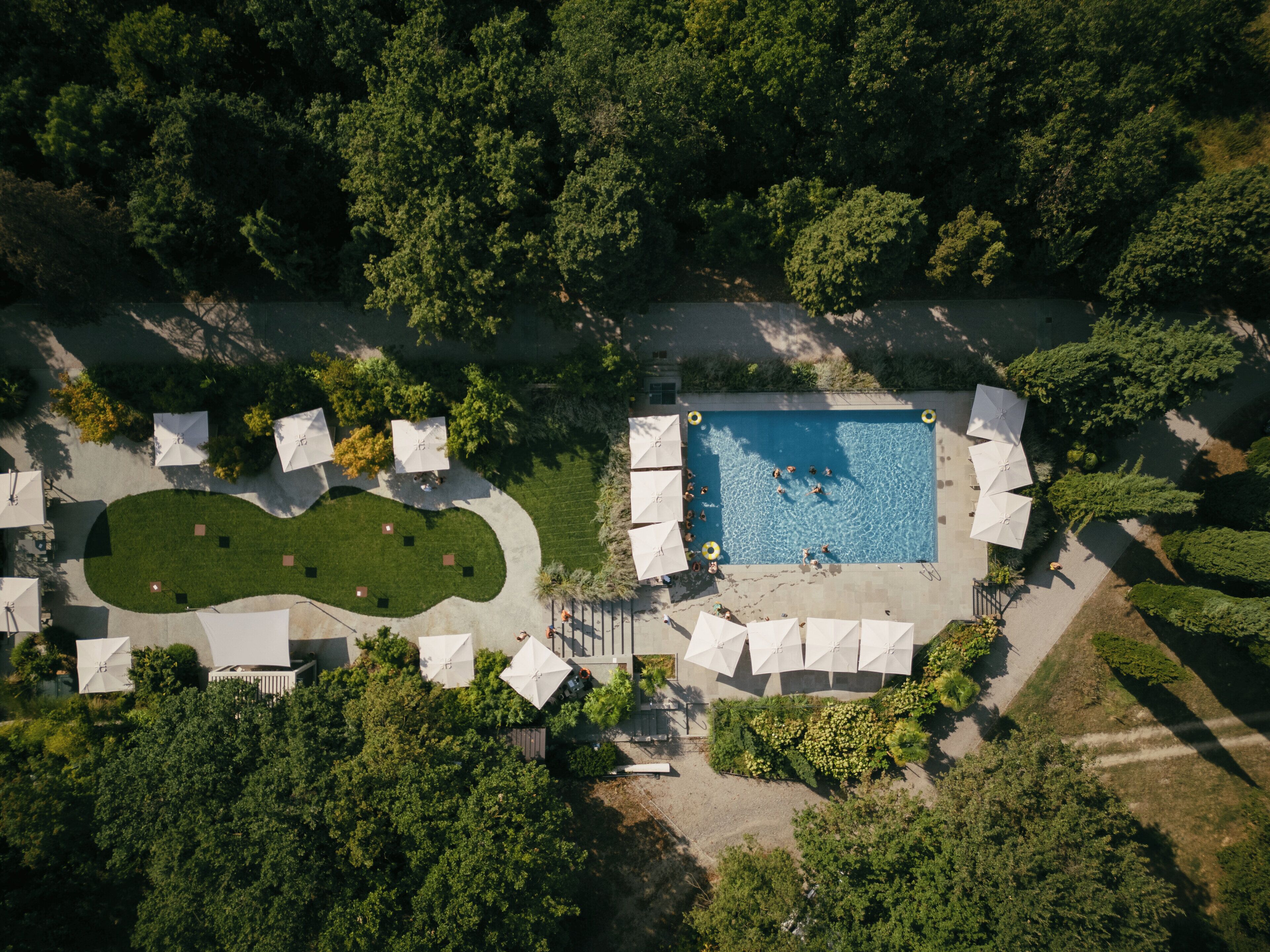 Außenpool, Sonnenschirme, Liegestühle